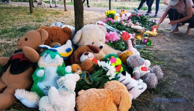 Kyivitas traen flores, juguetes y dulces al lugar donde las personas han muerto tras ser impactadas por un fragmento de un misil ruso