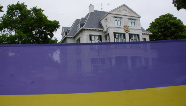 Біля посольства РФ у Нідерландах протестували проти депортацій та вбивств українських дітей