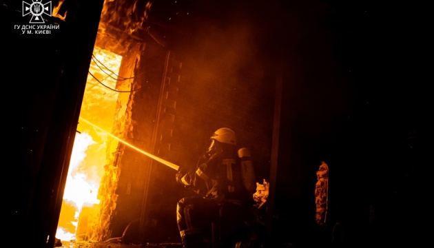 У Запоріжжі рятувальники загасили пожежі, спричинені ракетним ударом