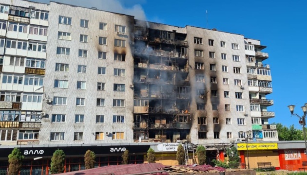 Уночі росіяни вдарили по Торецьку — пошкоджені 15 багатоповерхівок, двоє поранених