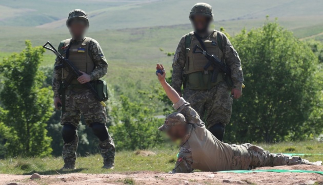 У Британії українські військові відпрацьовують метання ручних гранат