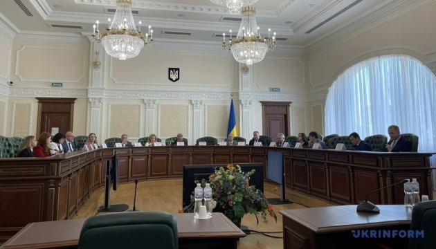 ウクライナの新たな裁判官選考委員１６名が就任　司法改革の一環