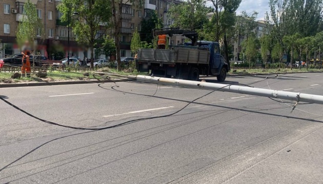 На бульварі Лесі Українки відновили рух транспорту після падіння стовпа