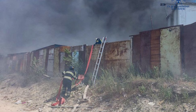 В Оболонському районі Києва горять 12 гаражів