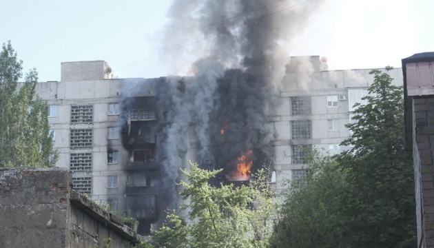 У Торецьку внаслідок російського удару горіли дві багатоповерхівки, загинула людина