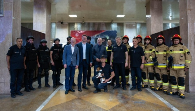 Президент Естонії зустрівся з рятувальниками