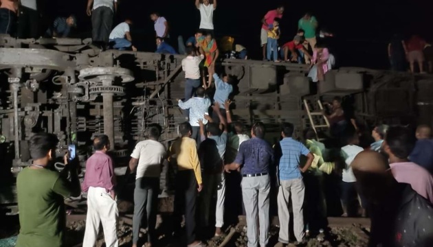 Залізнична аварія в Індії: пів сотні загиблих, понад 300 поранених