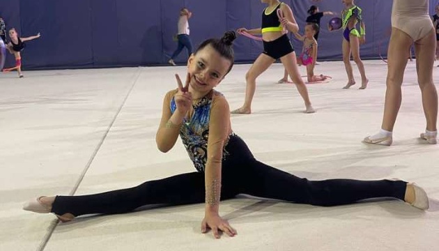 Дівчинка, яка втратила ногу через ракетний удар, взяла участь у змаганнях з гімнастики