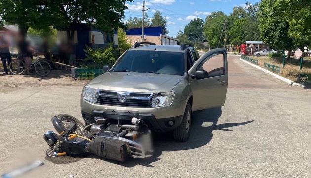 На Київщині двоє підлітків на мотоциклі зіткнулись з легковиком, їх госпіталізували
