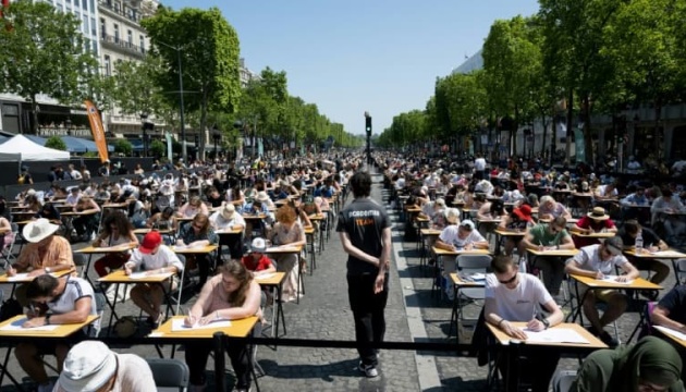 У французькій столиці встановили світовий рекорд із наймасовішого диктанту