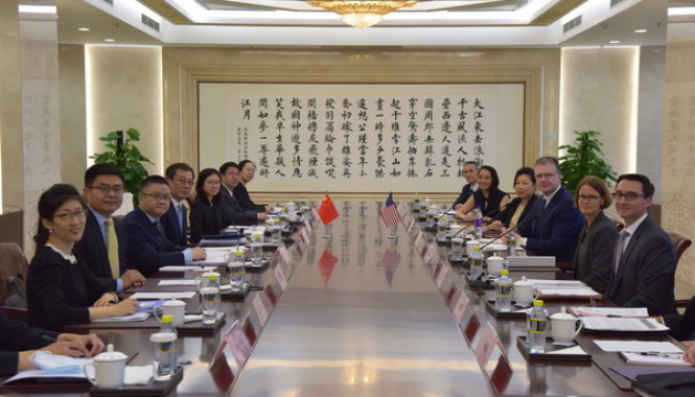 Дипломати Китаю і США обговорили можливості поліпшення відносин між країнами