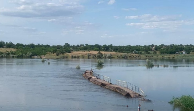 ウクライナ南部インフレツ川の水位６０センチ上昇　橋が水没