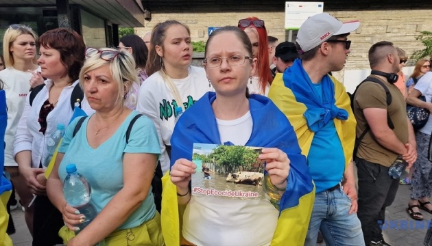 Під посольством Росії у Варшаві відбулась акція протесту через підрив Каховської ГЕС