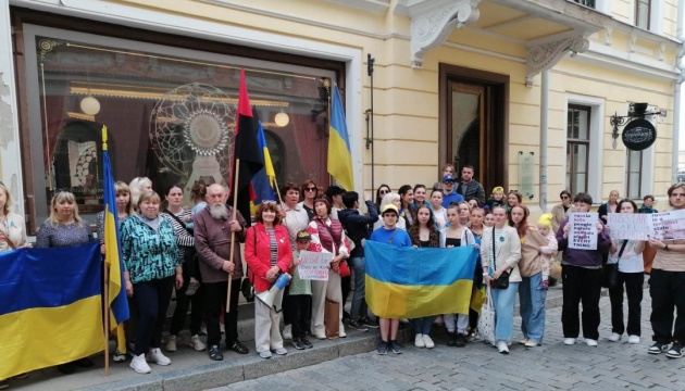 Українці провели мітинг перед посольством РФ у Таллінні через підрив Каховської ГЕС