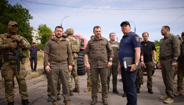 Selenskyj besucht Flutgebiet in Region Cherson, wo Menschen evakuiert werden 