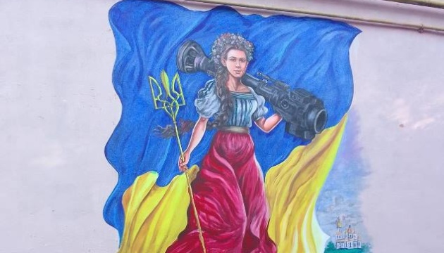 Житомирський художник створив мурал «Леся Українка з «Джавеліном»