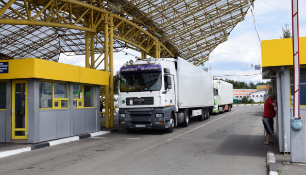 Польські фермери заблокували на кордоні рух вантажівок з України