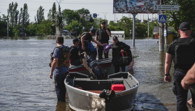 Rescuers evacuate 2,588 civilians from flood-affected zone in Ukraine