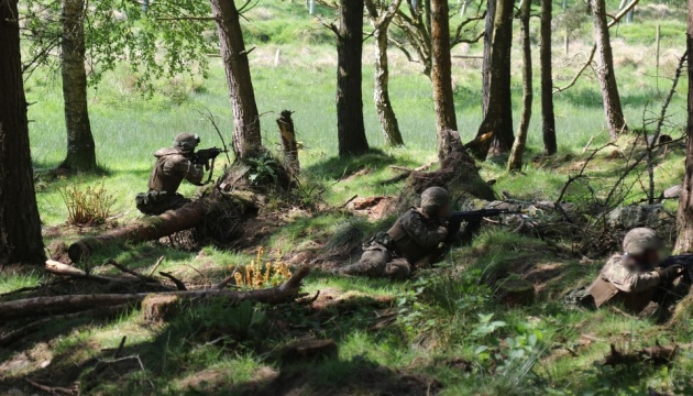 Генштаб показав, як українські військові у Британії навчаються веденню бою у лісі