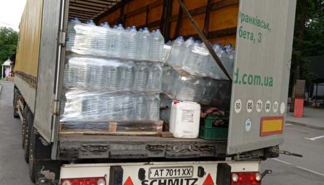 Із Прикарпаття на Херсонщину передали 20 тонн бутильованої води