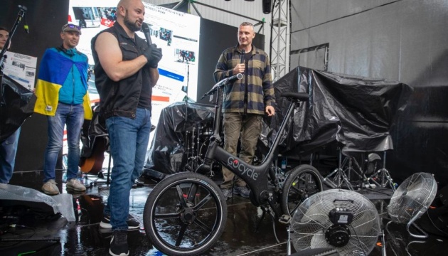 Кличко за ₴350 тисяч продав велосипед, з якого колись впав у центрі Києва: гроші підуть на дрони