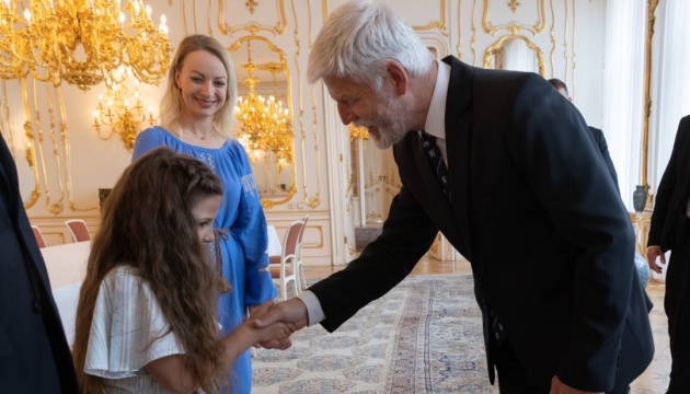 Президент Чехії зустрівся з українською школяркою, яку цькували однокласники