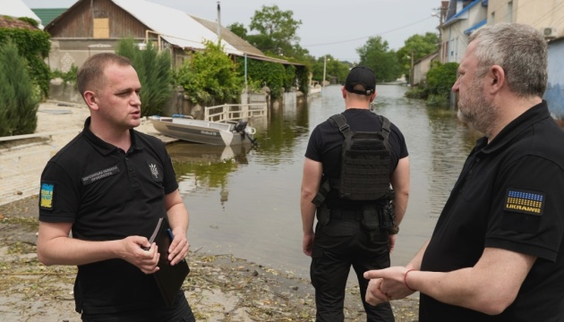 Le Procureur général de l’Ukraine et des représentants de la Cour pénale internationale se sont rendus dans la région de Kherson inondée