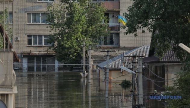 In Kherson, volunteers organize to pump water out of basements