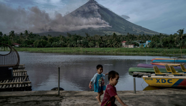 На Філіппінах вже евакуювали близько 13 тисяч людей через виверження вулкана