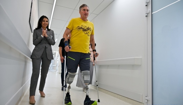 Перший в Україні пацієнт із вживленими у кістки протезами почав ходити