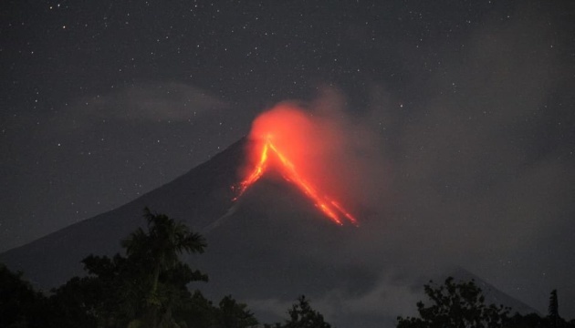 Вулкан на Філіппінах почав вивергати лаву