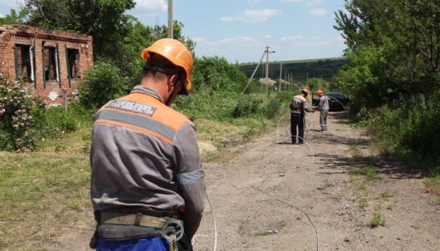 На Харківщині підключили електрику у селі, де на 90% була знищена високовольтна лінія