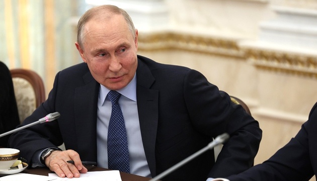 Путін підписав закон про арешт до 30 діб за порушення режиму воєнного стану