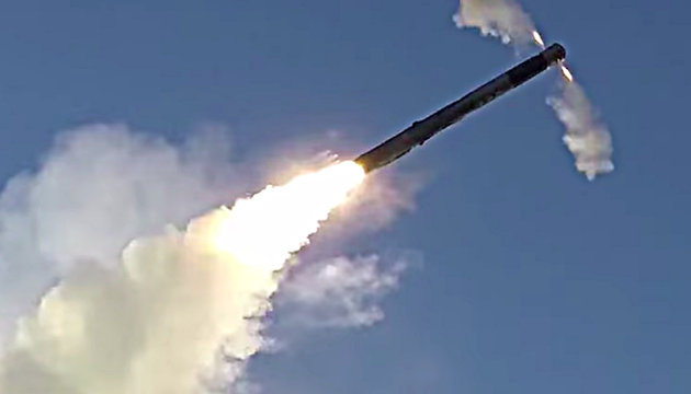 Nächtlicher Raketenangriff auf Ukraine: Luftabwehr fängt 3 Kalibr-Raketen und 9 Angriffsdrohnen Shahed ab
