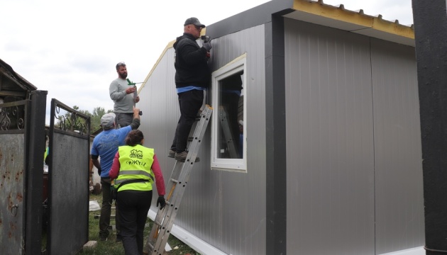 Закордонні волонтери зводять будинки на Чернігівщині