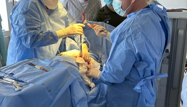 У Чернівцях хірурги зробили пацієнту щелепу з його власного ребра