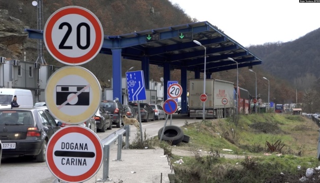 Сербські силовики затримали трьох косовських поліцейських, Косово перекрило рух автомобілів