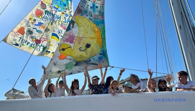 У Гаазі українські діти розмалювали у синьо-жовті кольори вітрило корабля в рамках The Ocean Race