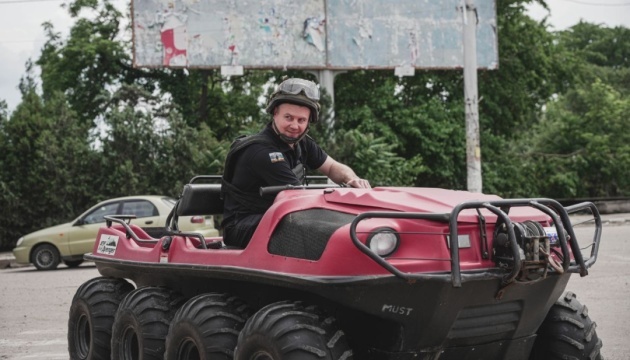 Estonian volunteers hand over two all-terrain vehicles to SES