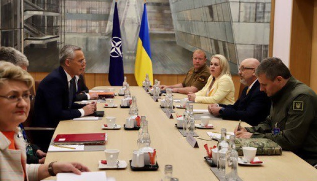 Резніков обговорив з генсеком НАТО проєкти для зміцнення обороноздатності України