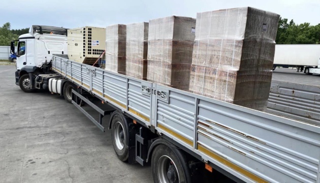 Затопленій Херсонщині з регіонів відправили ще сотні тонн гуманітарної допомоги