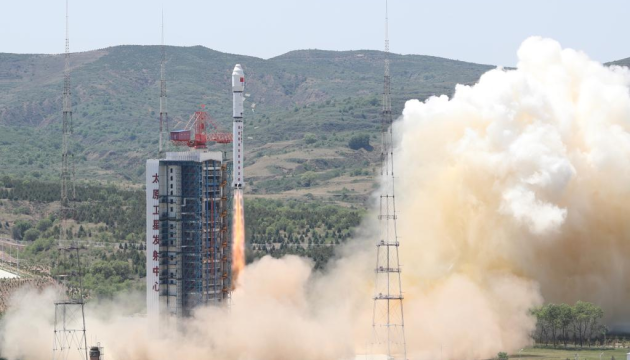Китай запустив у космос ракету з рекордним 41 супутником на борту