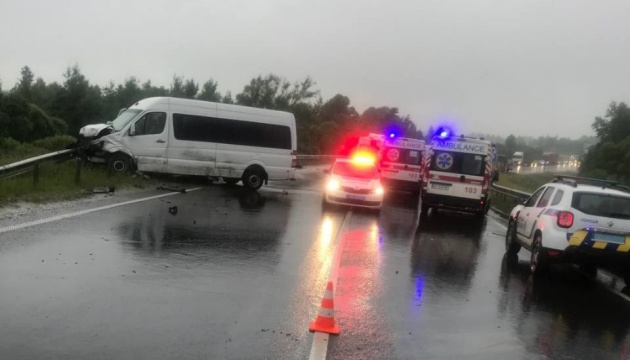 На Львівщині зіткнулися п’ять автомобілів, є жертви