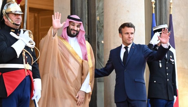 Макрон закликає принца Саудівської Аравії використати свій вплив на Москву