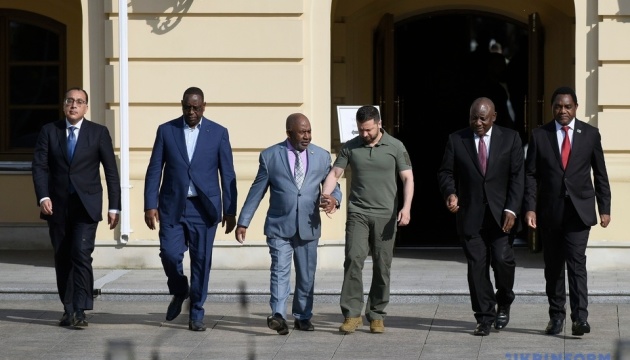 Friedensverhandlungen nur nach Abzug russischer Truppen  - Selensyj nach Treffen mit afrikanischer Delegation