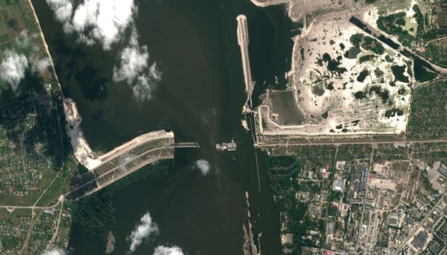 Maxar опублікувала нові супутникові знімки зруйнованої Каховської ГЕС