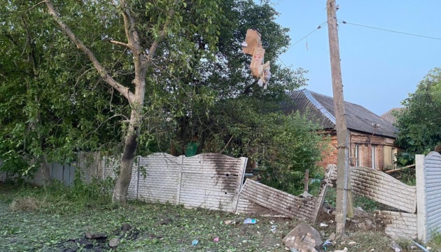 Enemy attacks Nikopol damaging houses and power lines 