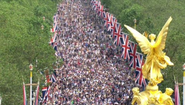 У Британії тисячі людей прийшли на парад до дня народження короля