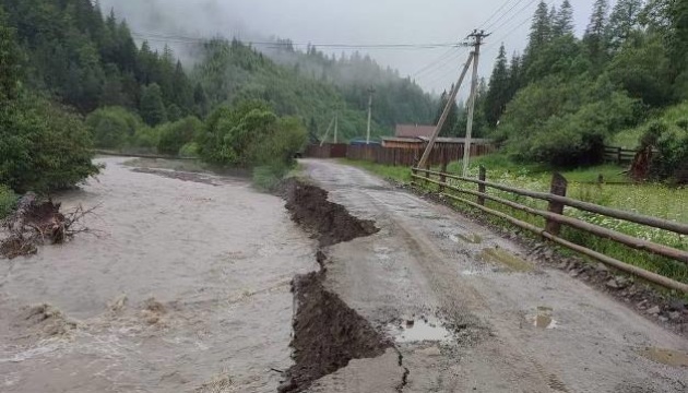 На Прикарпатті паводки розмили дороги у кількох районах