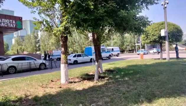 У столиці Казахстану озброєний чоловік захопив заручників у будівлі банку